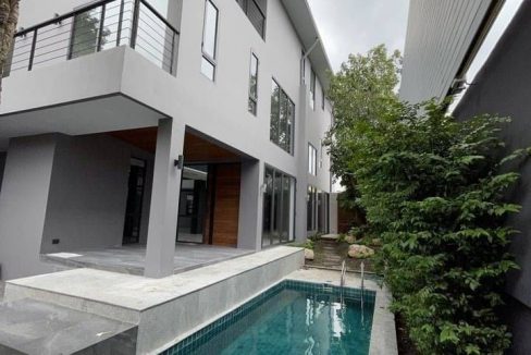 Single House Near BTS Pharkanong with swimming pool (1)