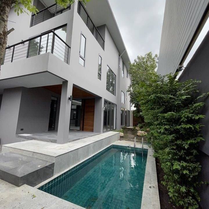 Single House Near BTS Pharkanong with swimming pool (1)