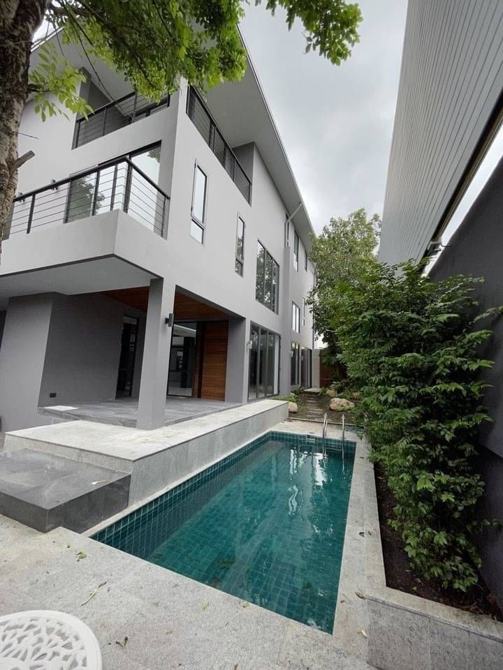 ให้เช่าบ้านเดี่ยวพร้อมสระว่ายน้ำ ใกล้บีทีเอส พระโขนง Single House Near BTS Pharkanong with swimming pool For Rent