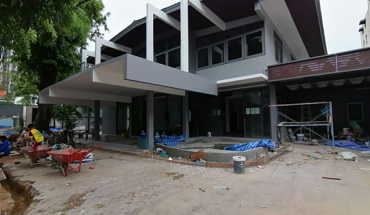 Single House with Private swimming pool Phrompong (1)