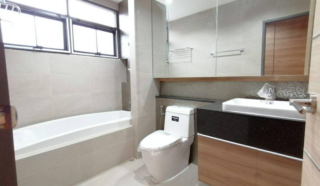 Single House with Private swimming pool Phrompong (18)