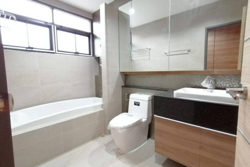 Single House with Private swimming pool Phrompong (18)