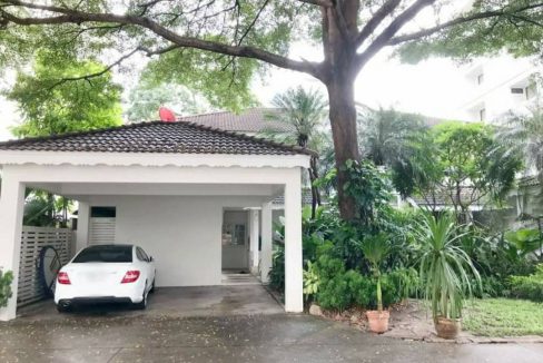 House For Rent with nice backyard, Near BTS Phrompong (1)