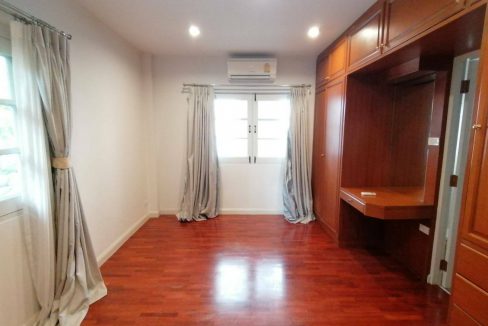 House For Rent with nice backyard, Near BTS Phrompong (10)
