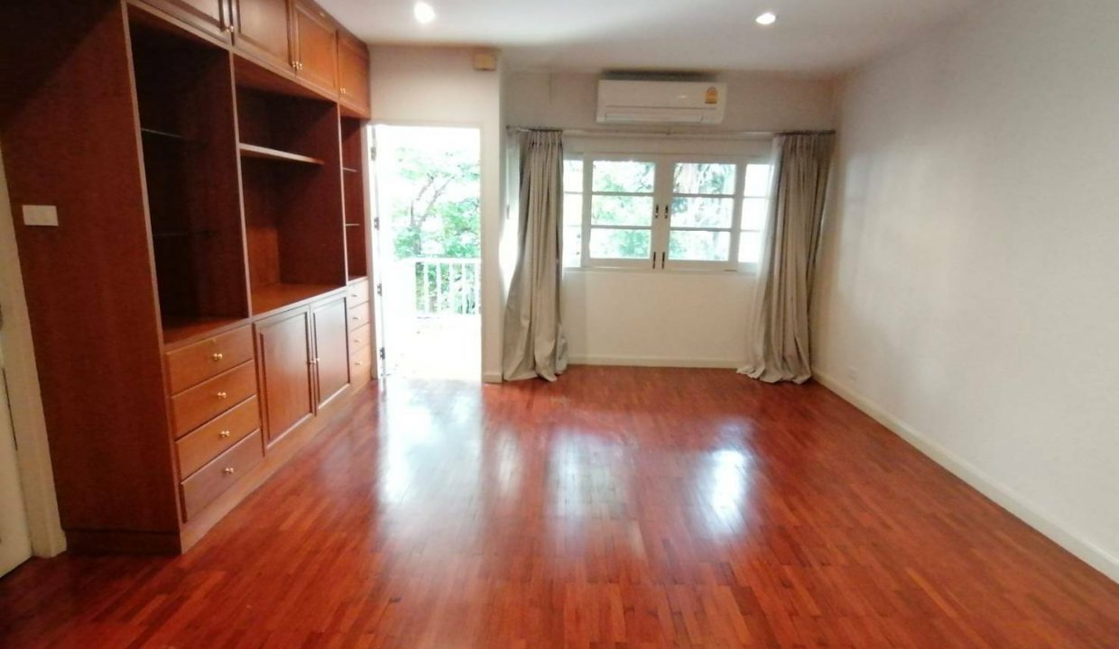 House For Rent with nice backyard, Near BTS Phrompong (11)