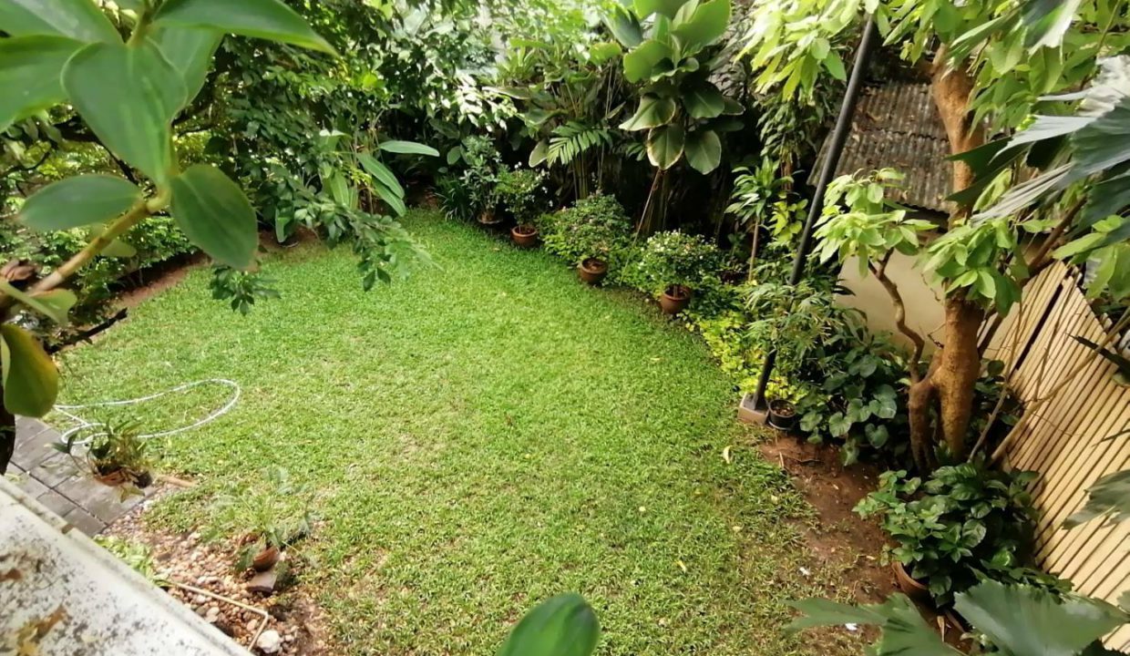 House For Rent with nice backyard, Near BTS Phrompong (15)