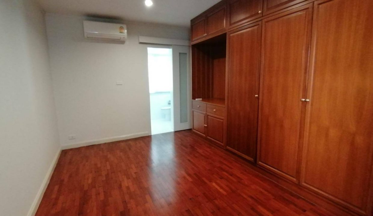 House For Rent with nice backyard, Near BTS Phrompong (18)