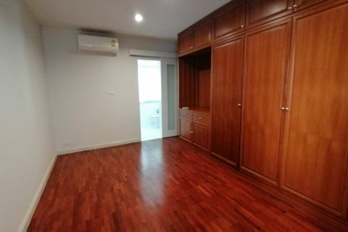 House For Rent with nice backyard, Near BTS Phrompong (18)