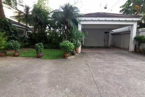 House For Rent with nice backyard, Near BTS Phrompong (2)