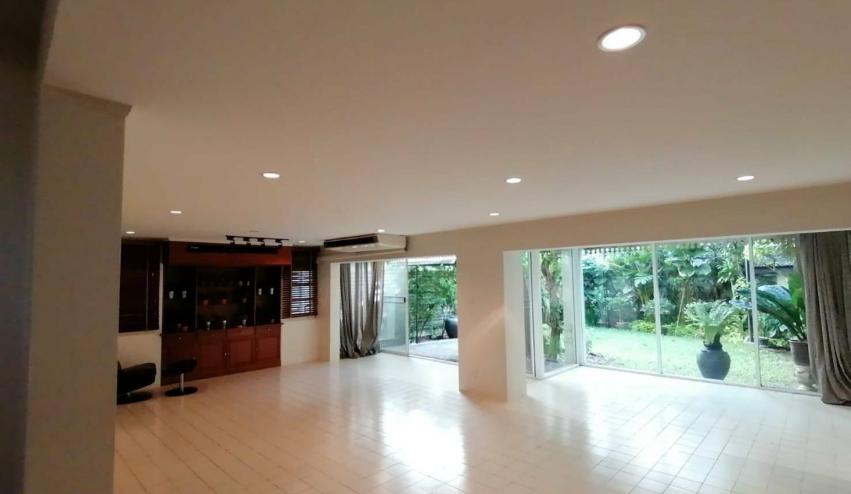 House For Rent with nice backyard, Near BTS Phrompong (20)