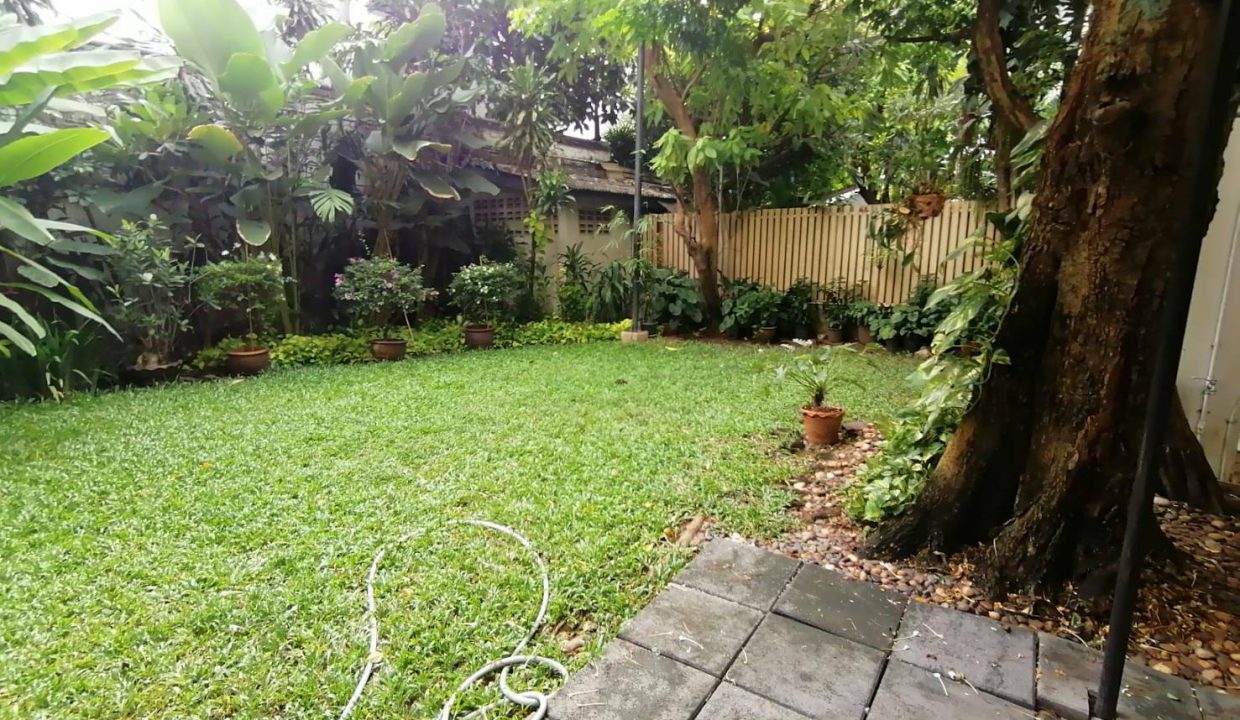House For Rent with nice backyard, Near BTS Phrompong (3)