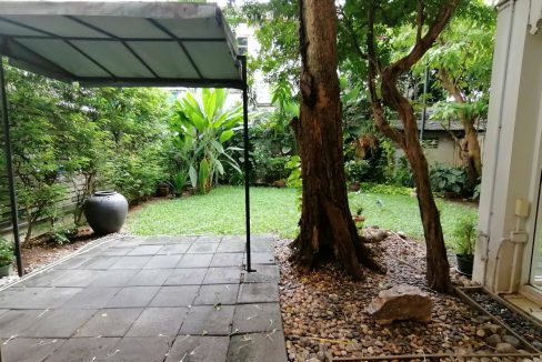 House For Rent with nice backyard, Near BTS Phrompong (4)