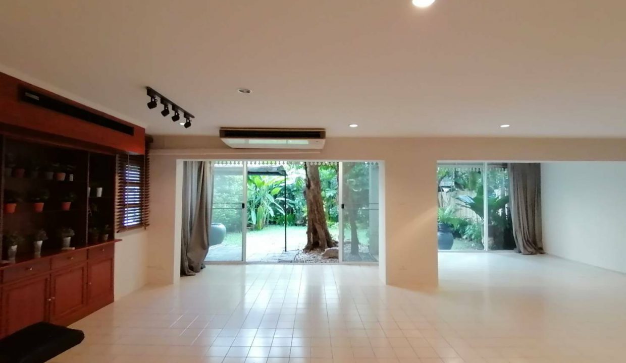 House For Rent with nice backyard, Near BTS Phrompong (7)